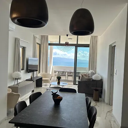Prestigious 3 Bedroom Waterfront In アパート