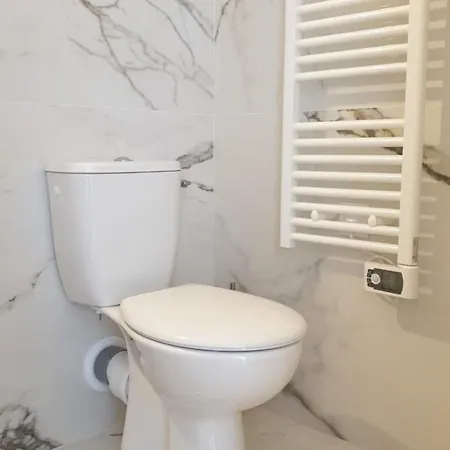 Prestigious 3 Bedroom Waterfront In アパート